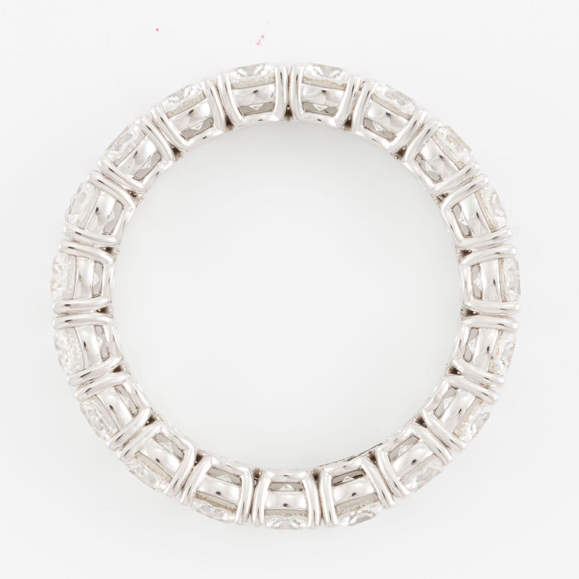 Ring, full eternity, 18K white gold set with fancy-cut diamonds.