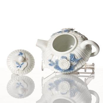 A blue and white tea pot with cover, Qing dynasty, Kangxi (1662-1722).