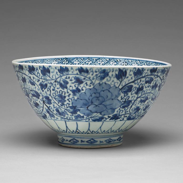 A blue and white bowl, Japan, Edo period (1603-1868).