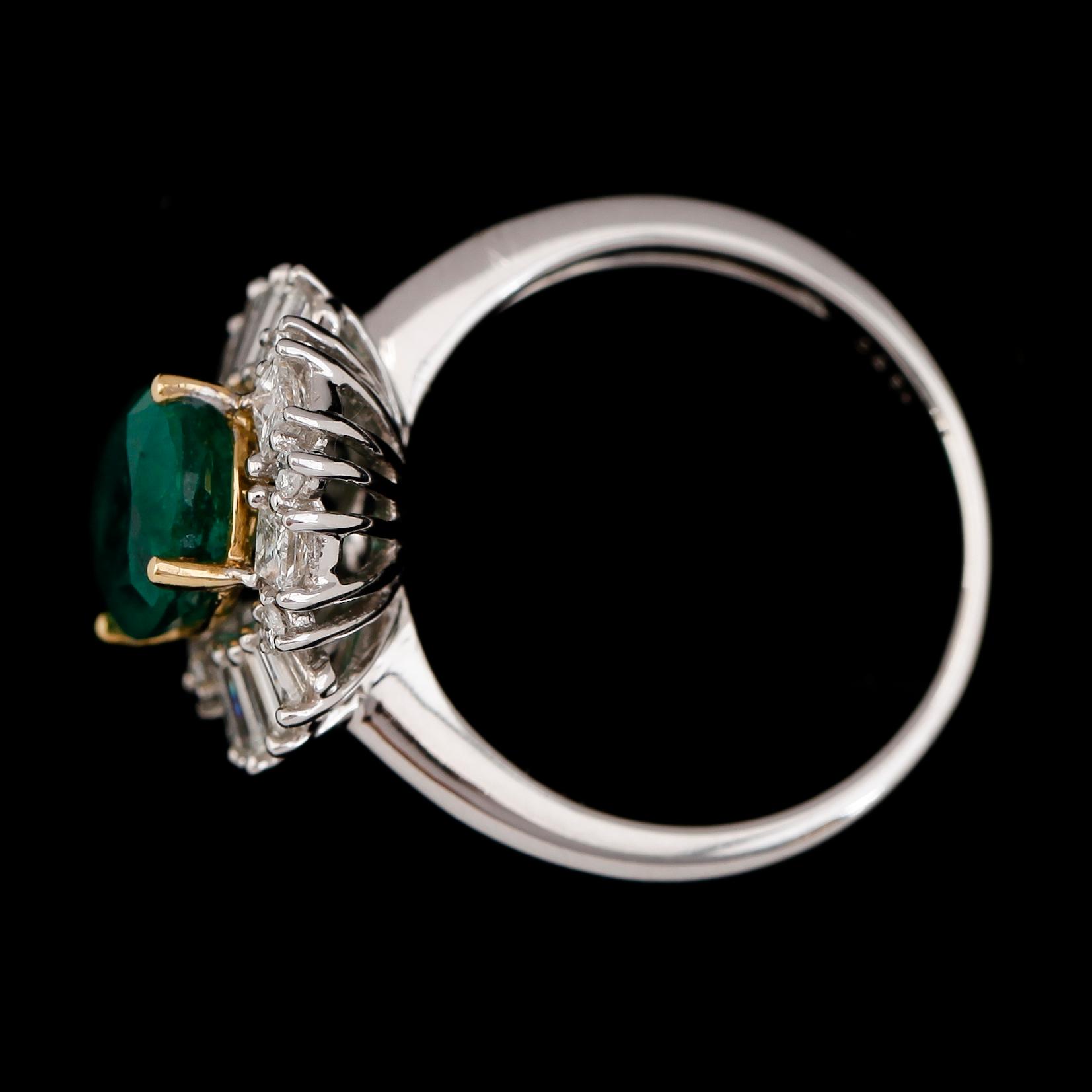 RING, 18K vitguld, smaragd ca 1.85 ct, diamanter tot ca 0.55 ct.