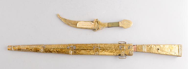 KNIV, mässing, orientalisk, sekelskiftet 1900, samt DOLK.