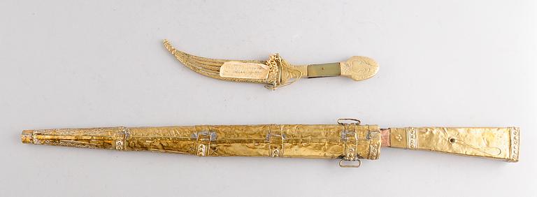 KNIV, mässing, orientalisk, sekelskiftet 1900, samt DOLK.