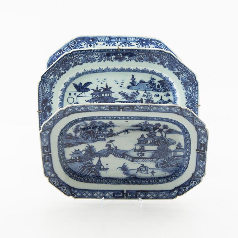Serving dishes, 3 pcs, China Qianlong (1736-95), porcelain.