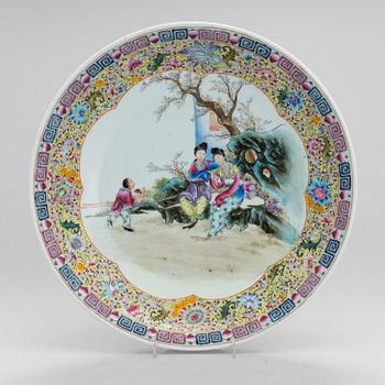 A 20th-century Chinese porcelain dish.
