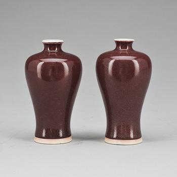 VASER, ett par. Porslin, Kina, modern tillverkning.