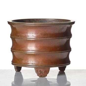 A bronze tripod censer, late Ming dynasty/early Qing dynasty with Xuandes six character mark.