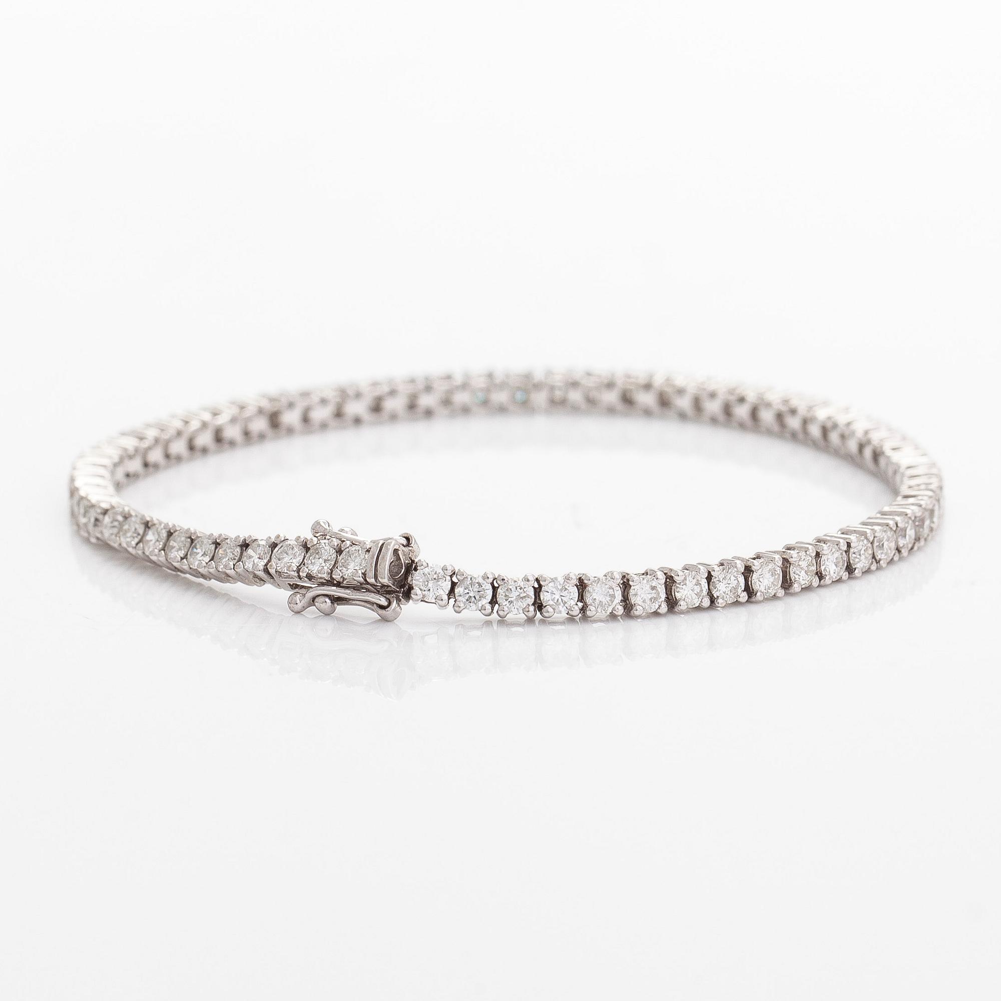 Tennisrannekoru, 18K valkokultaa, briljanttihiontaisia timantteja yhteensä noin 3.84 ct kaiverruksen mukaan.
