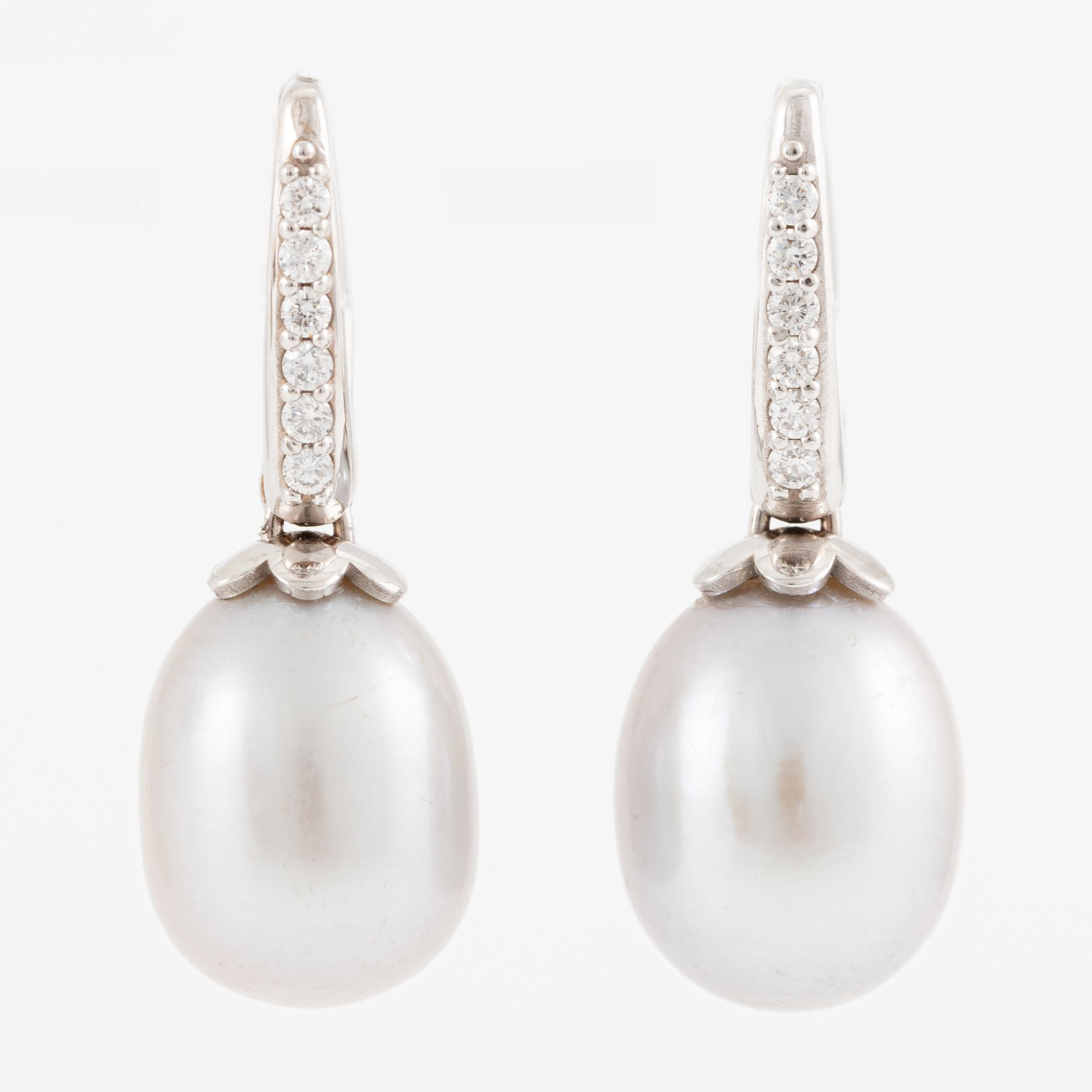 Earrings 18K white gold with cultured freshwater pearls and brilliant-cut diamonds.
