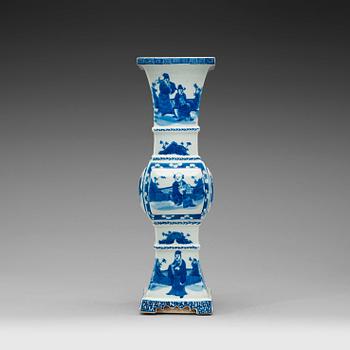 A blue and white vase, late Qing dynasty, 19th century.