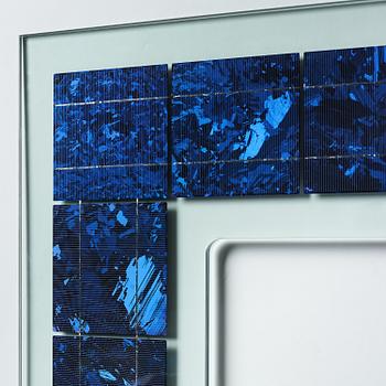 AIDS 3D, utförd 2010. LOF Polycrystalline Solar cell Glass.