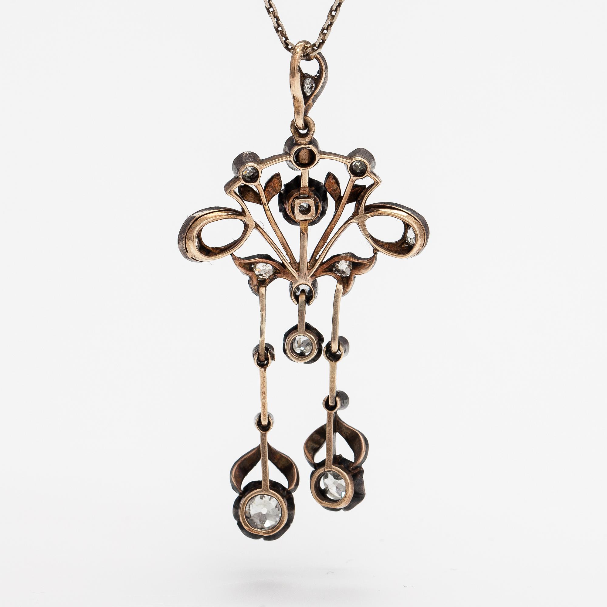 A Belle époque necklace in 13-14K gold, silver and old-cut diamonds ca. 1.50 ct in total. Early 20th century.