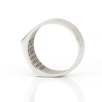 RING, 18K vitguld med briljantslipade diamanter, tot ca 0,64 ct. Total vikt ca 11,78 g.