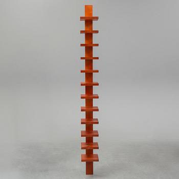JOHN KANDELL, hylla, "Pilaster", Källemo, formgiven 1989.
