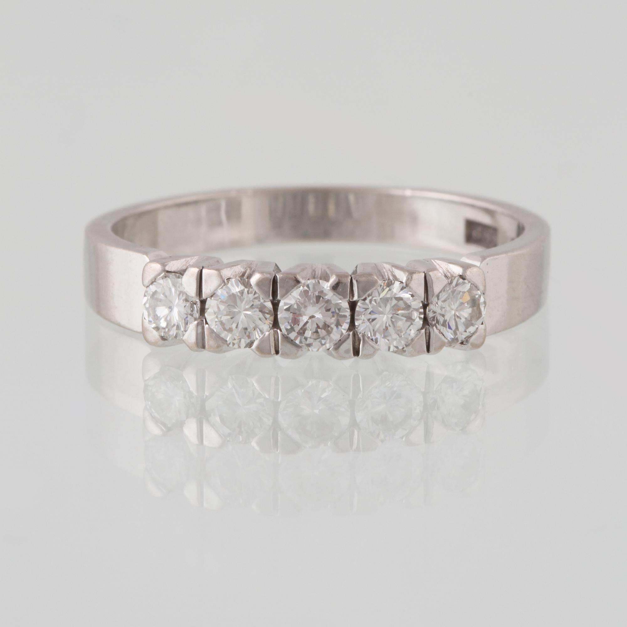 RING, 18K vitguld med 5 briljantslipade diamanter 0.50 ct,  Jarl Sandin, Göteborg, 1972. Vikt 3,7 gram.