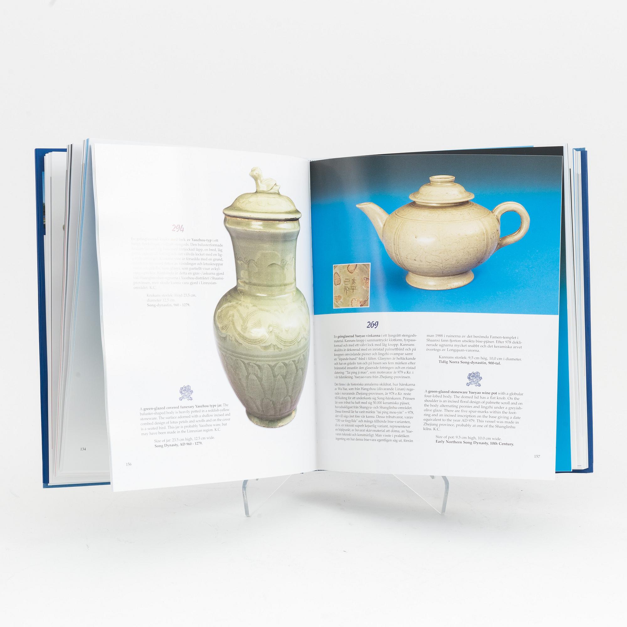 Books, two volumes. Kinesiska Keramiska Mästerverk, Kinesiskt Guld och Silver, Ulricehamns Östasiatiska Museum.