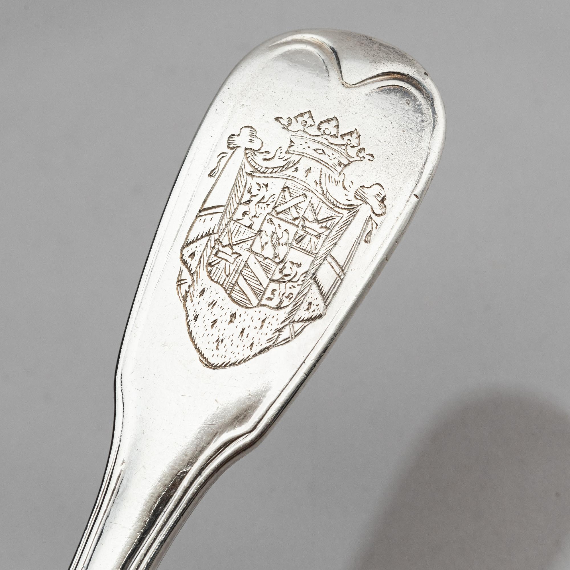 Bestickservis, silver, 27 delar, graverade med Axel von Fersens vapensköld samt tre med Lewenhaupts, Frankrike 1700-tal.