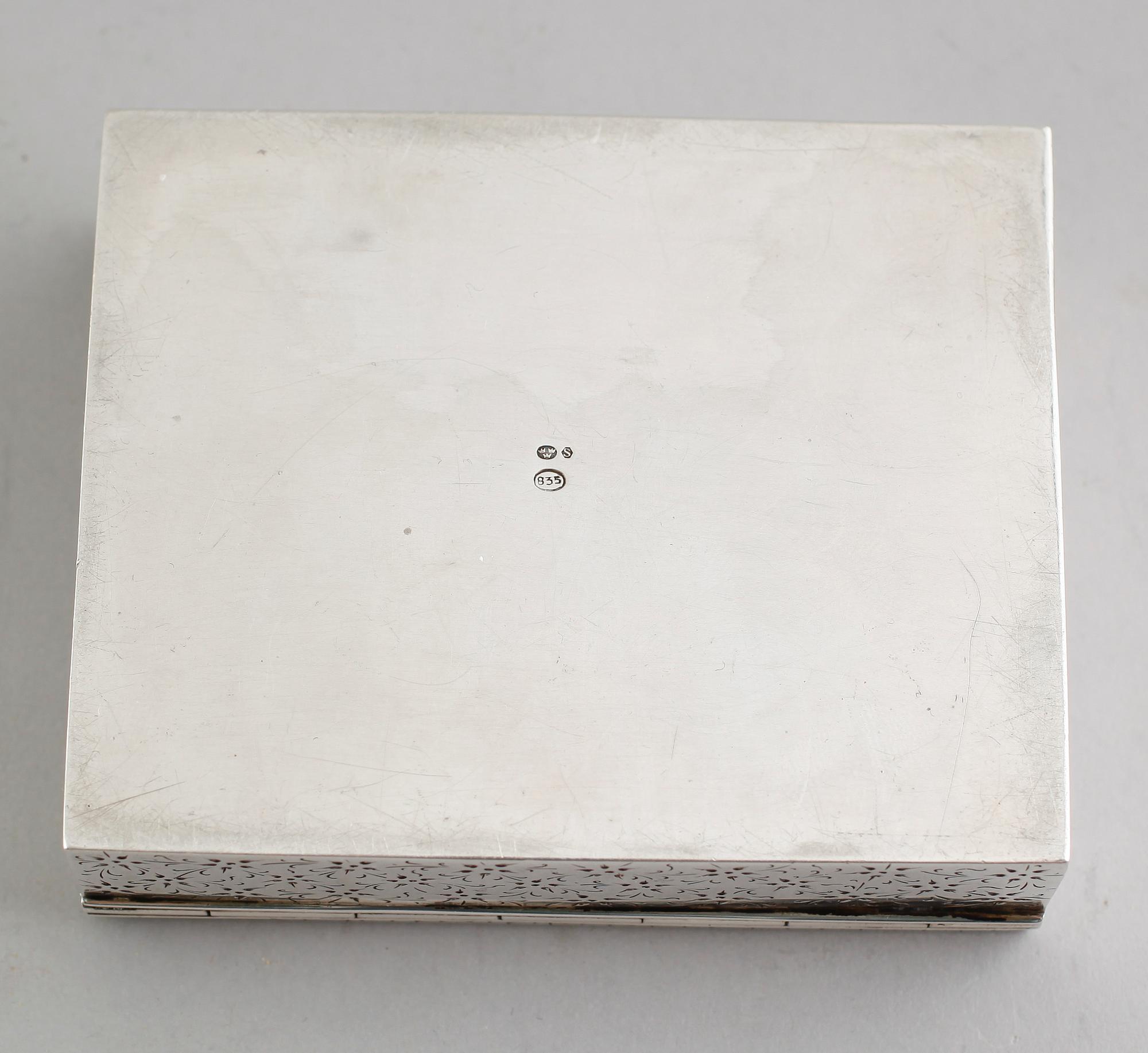 DOSA, silver, svenska importstämplar, 1900-talets första hälft. Vikt ca 232 gram.