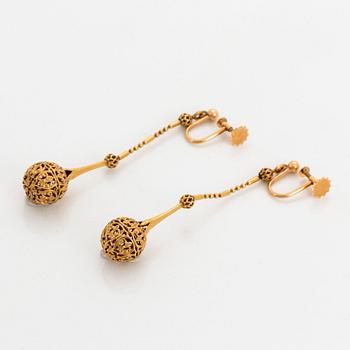 Ett par örhängen, guld.