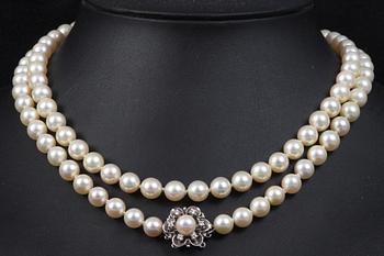 PÄRLCOLLIER, lås i vitguld med diamanter, 1900-talets mitt. Enligt uppgift inköpta i Japan på Mikimoto.