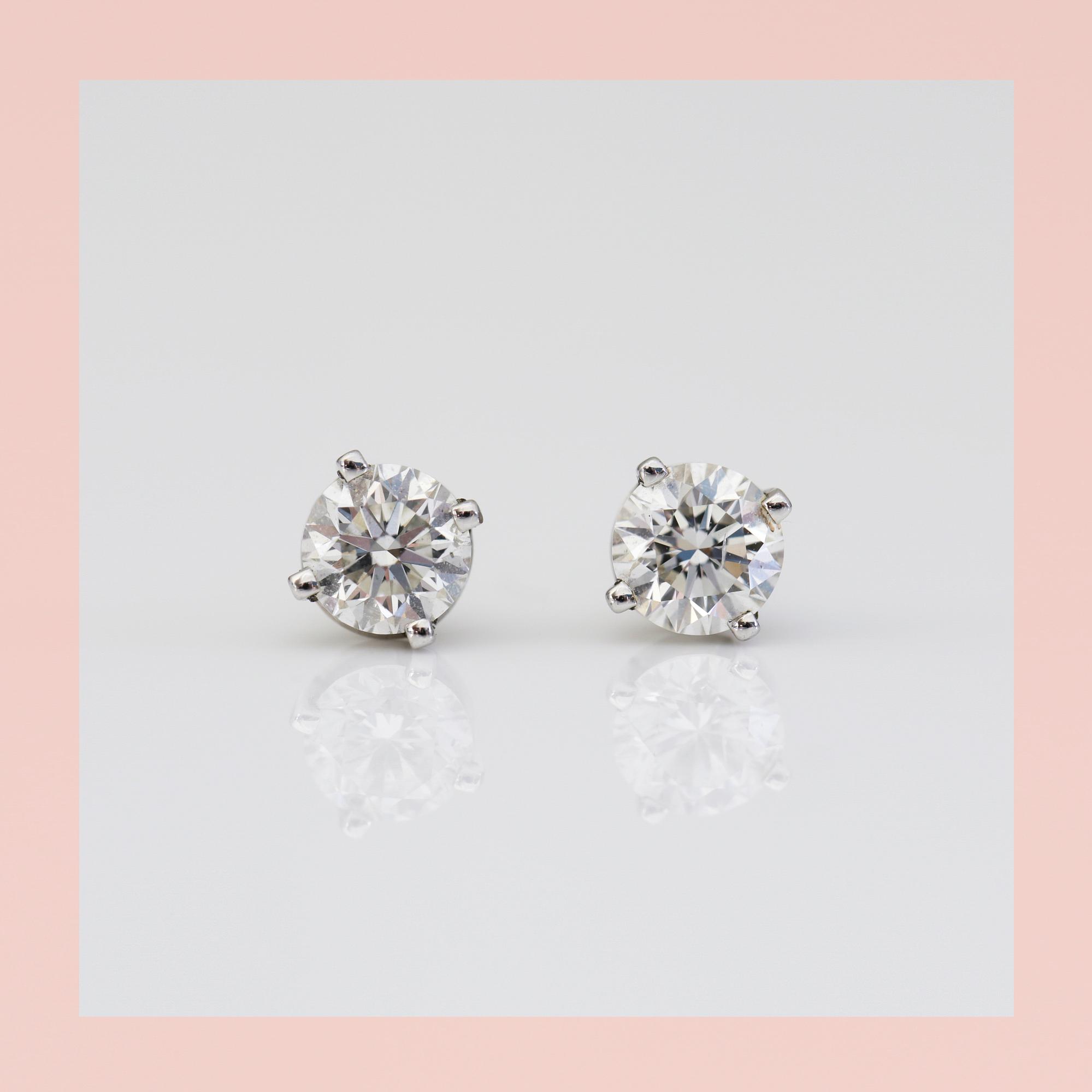 ÖRHÄNGEN, ett par, 18K vitguld med 2 briljantslipade diamanter tot ca 0,90ct. Kvalité ca H-I/VS+.