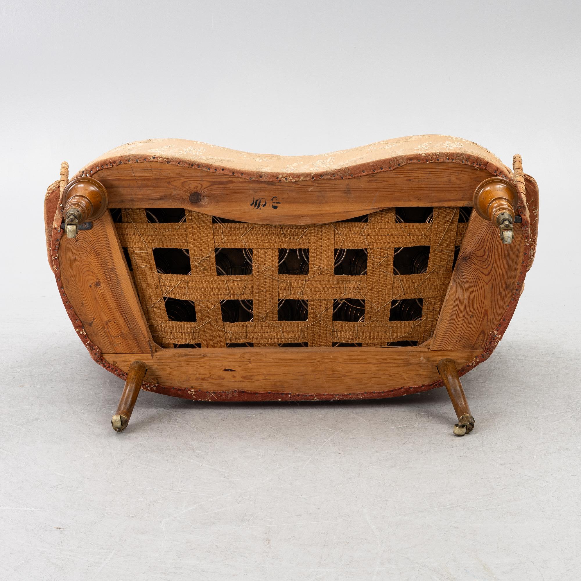 Salongsgrupp, 3 delar, med Drottning Sofias emblem, sent 1800-tal.