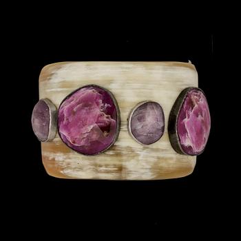 ARMRING, buffelhorn med checkerslipade safirer i silverfattning.