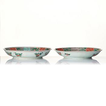 A matched pair of large famille verte chargers, Transition/ early Kangxi, 17th Century.