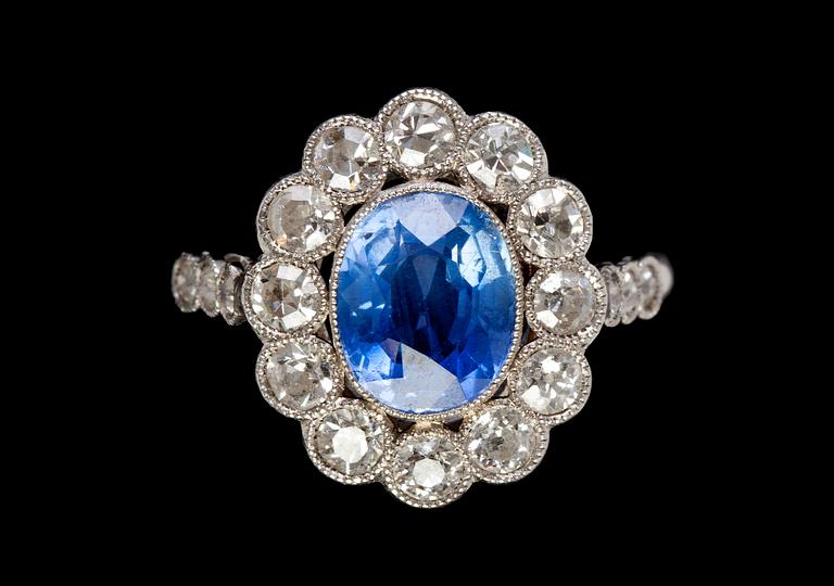 RING, oval fasettslipad blå safir och åttkantslipade diamanter, tot. ca 1.60 ct. 1930-tal.