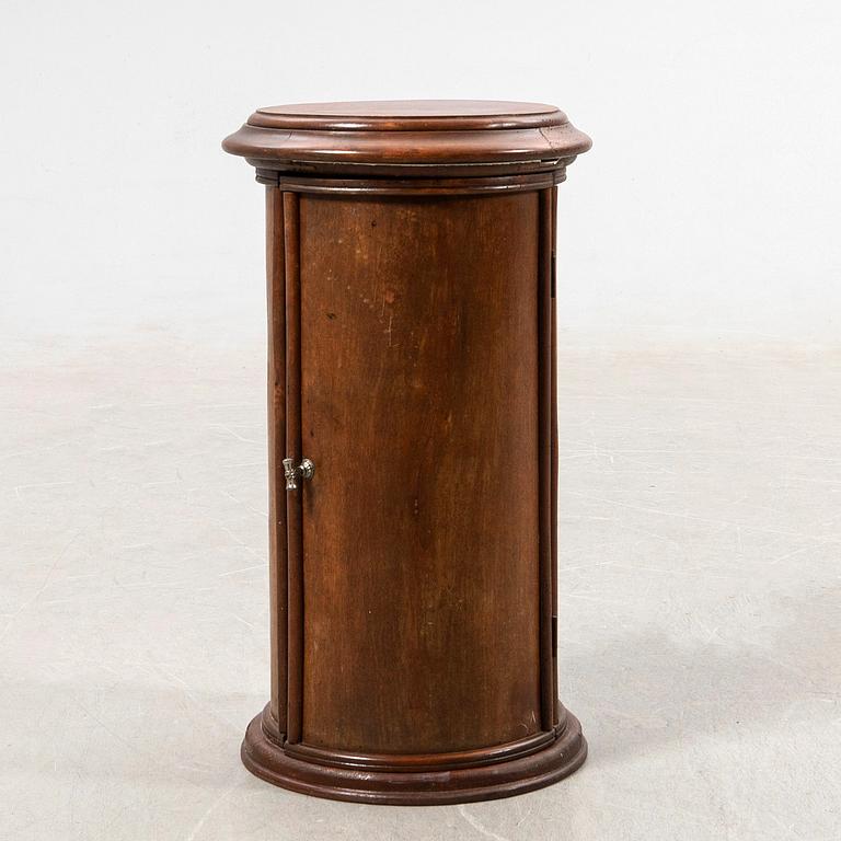 Cabinet, early 20th century.