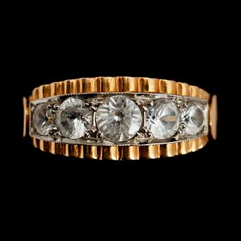 RING, 18 k rödguld, med 5 fasetterade vita stenar, 1954. Total vikt ca 3 g.