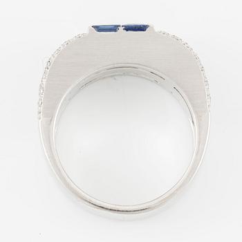 Ring in 18K white gold set with round brilliant-cut diamonds and faceted sapphires.