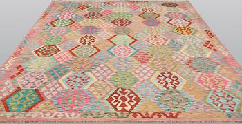 A Kilim carpet, classic design, approx. 302 x 258 cm.