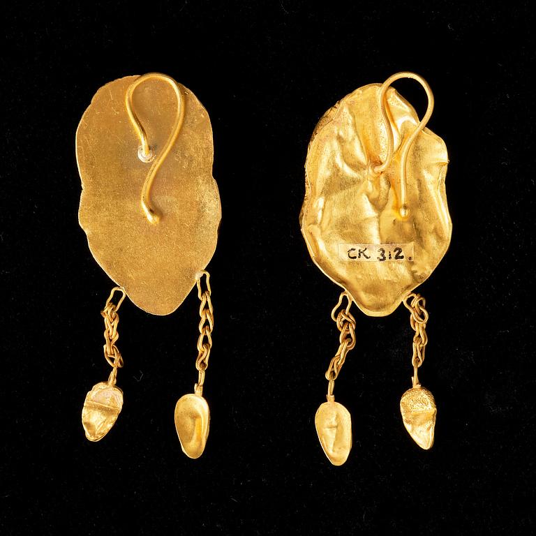 A pair of gold earrings. Song dynasty (960-1279).