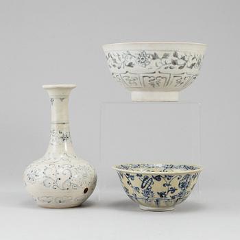 A set of two blue and white bowls and a vase, Thailand, 18th Century.