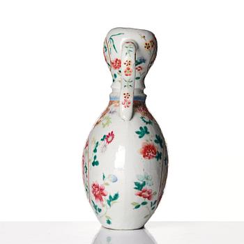 A famille rose double gourd vase, Qing dynasty, 19th Century.