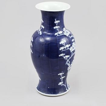 VAS, porslin, Kina, 1900-tal.