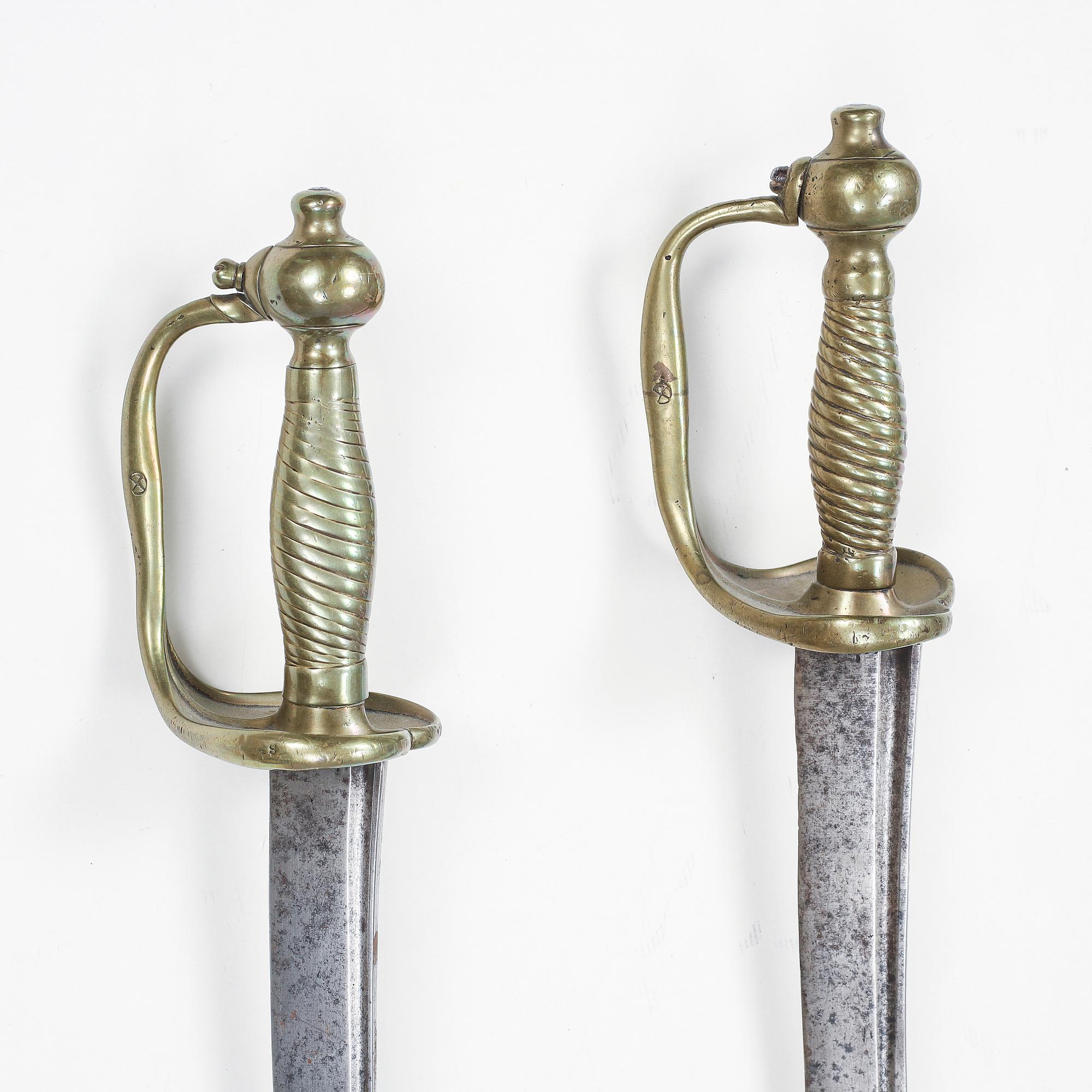 A pair of Swedish 18th Century cutlasses. - Bukowskis