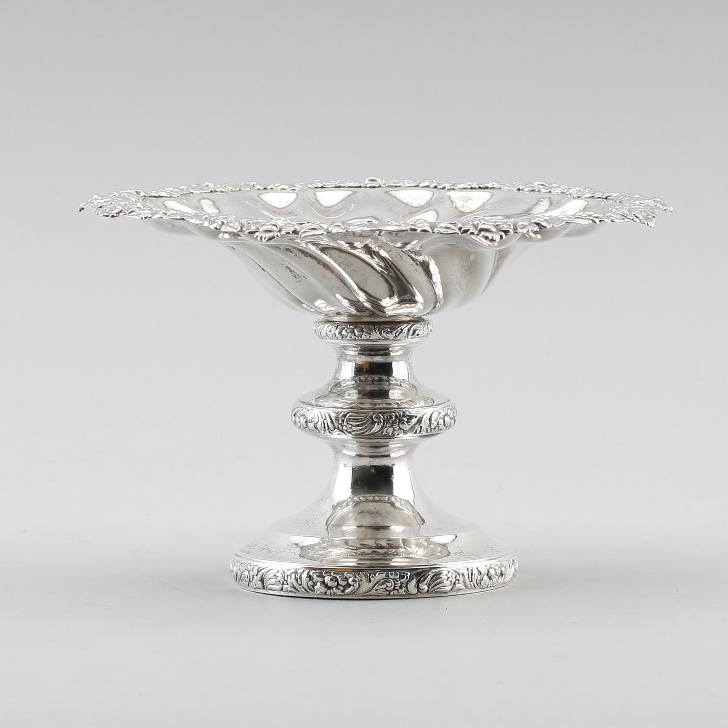 SKÅL PÅ FOT, silver, A Zethelius 1838. Vikt ca 373 g.