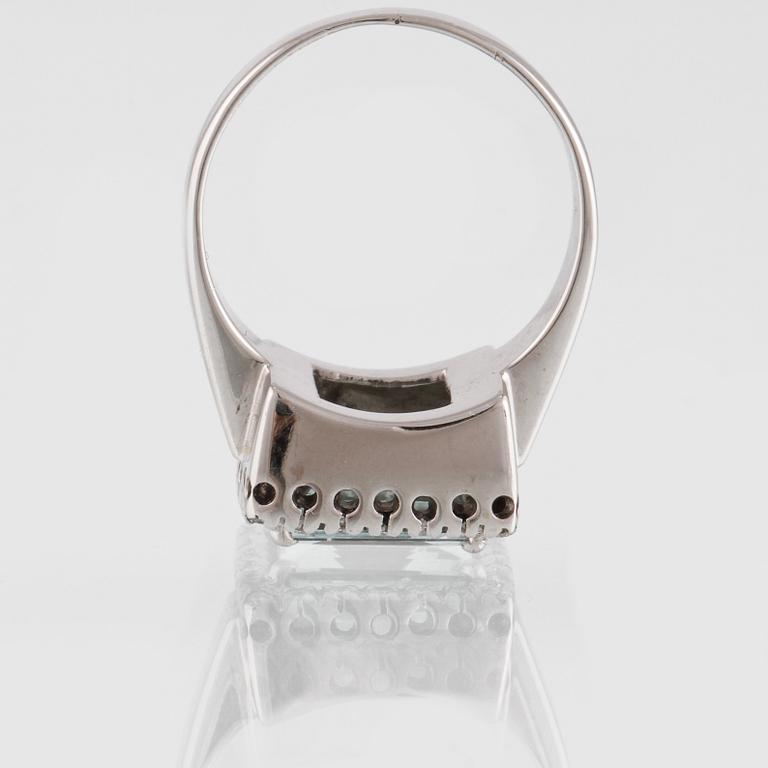RING, 18K vitguld med briljantslipade diamanter samt fasettslipad akvamarin. Vikt 7,8 gram.