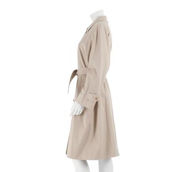 BURBERRY, trenchcoat samt sjal.