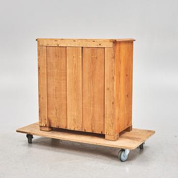 A pine chaest of drawers, early 20th Century.