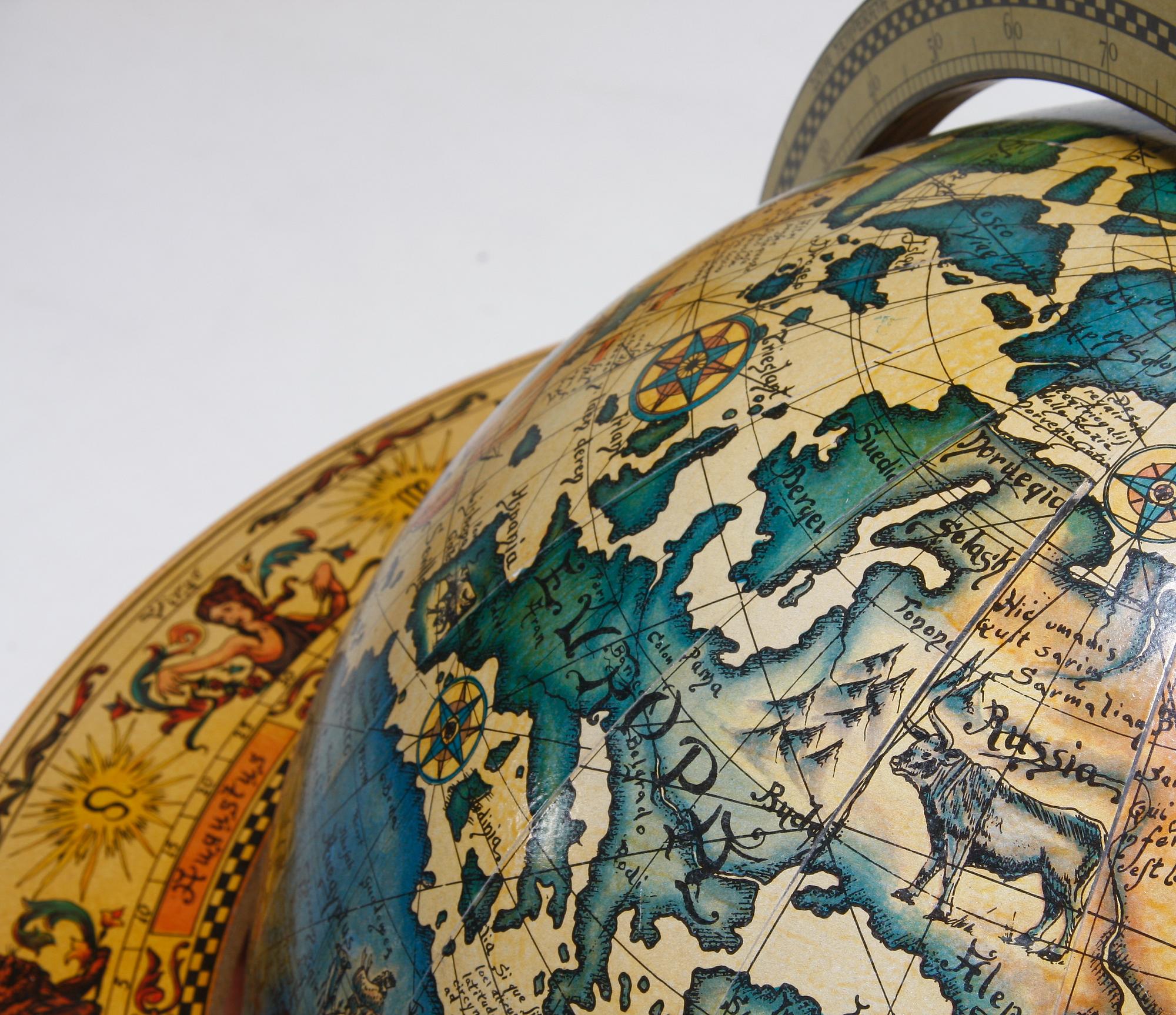 BARSKÅP, i form av jordglob. 1900-talets andra hälft.