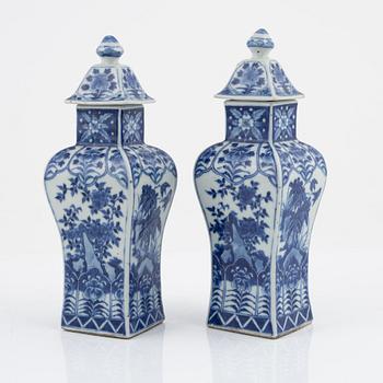 Lockvaser, ett par, porslin, Kangxi-stil, Kina, 1900-tal.