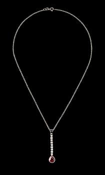 935. COLLIER, droppslipad rubin, 3.10 ct samt briljant- och prinsesslipade diamanter, tot. 0.44 ct.