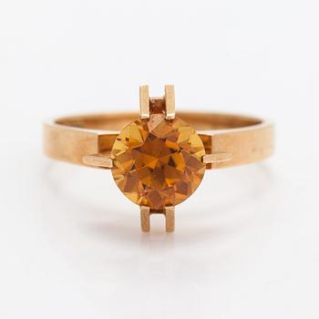 Ring, 14K guld och syntetisk safir. Alppikulta, Helsingfors 1962.