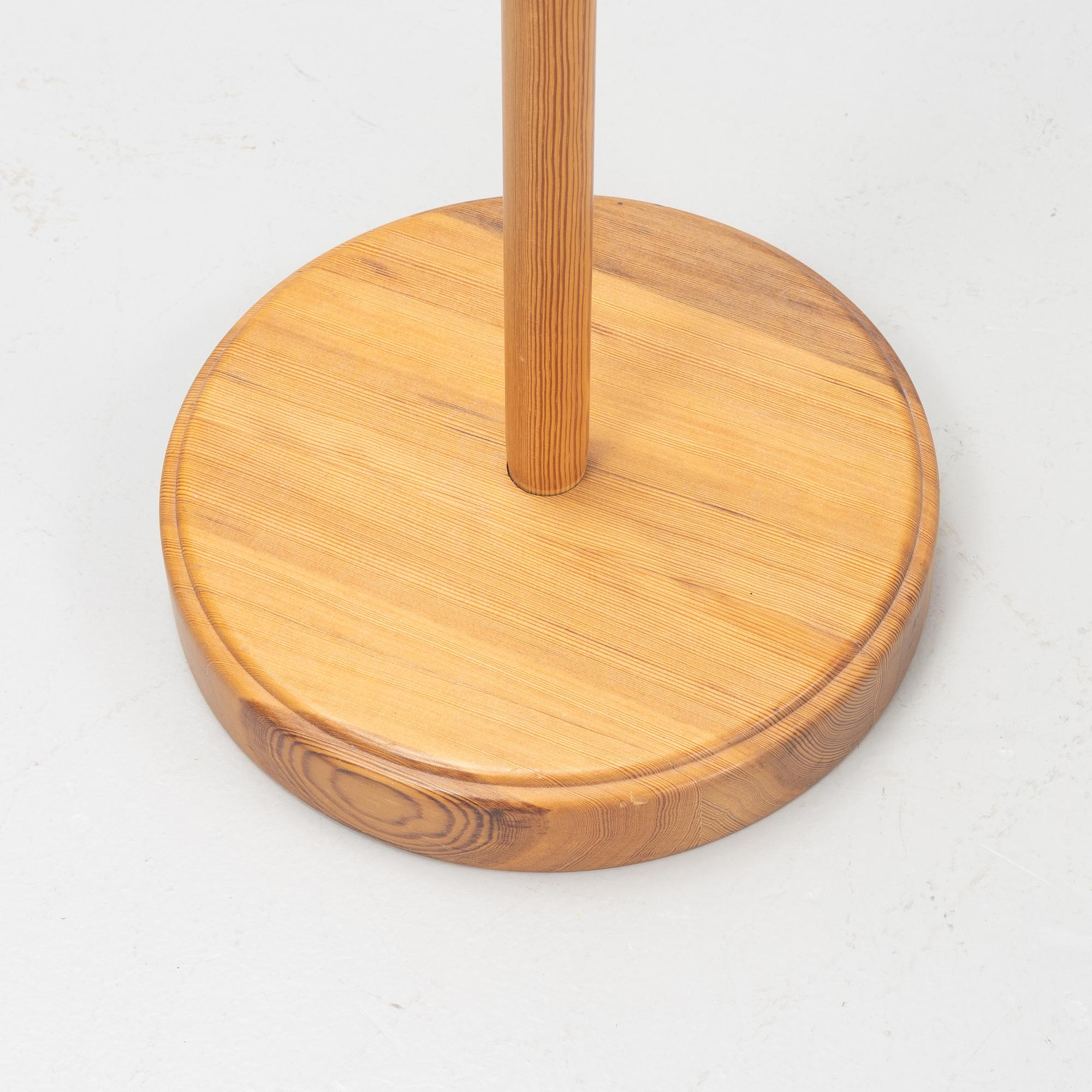 A pine 'Staken' floor lamp by Carl Malmsten, end of the 20th Century.