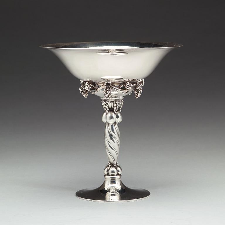 Georg Jensen, praktskål på fot, Köpenhamn 1925-32, sterling. Design nr 264 A,