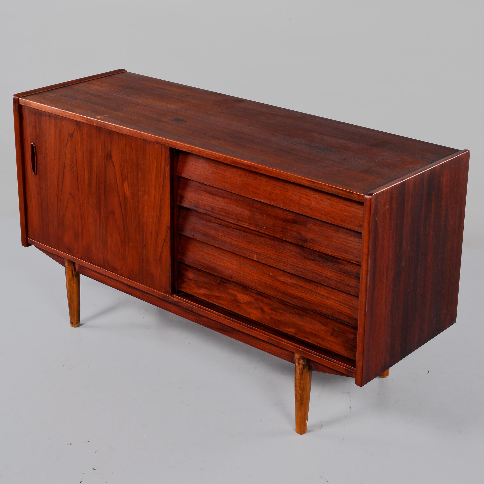 SIDEBOARD, Nils Jonsson, Troeds, 1900-talets tredje kvartal.