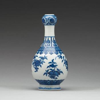 A blue and white 'garlic-head' vase, Qing dynasty, with Qianlongs mark.