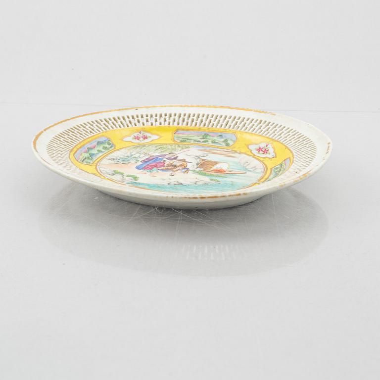 A porcelain dish, Canton, China, 19th Century.